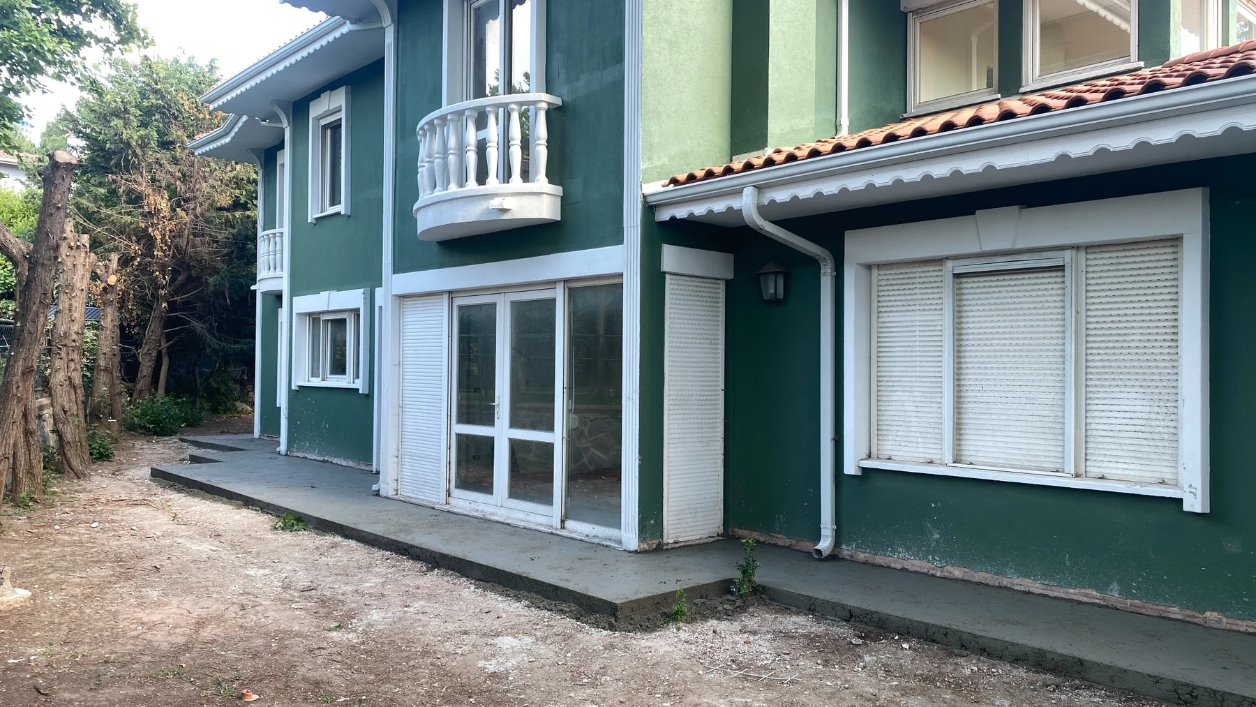 Alkent 2000 villasının cephesi ve devam eden çevre bandı uygulaması